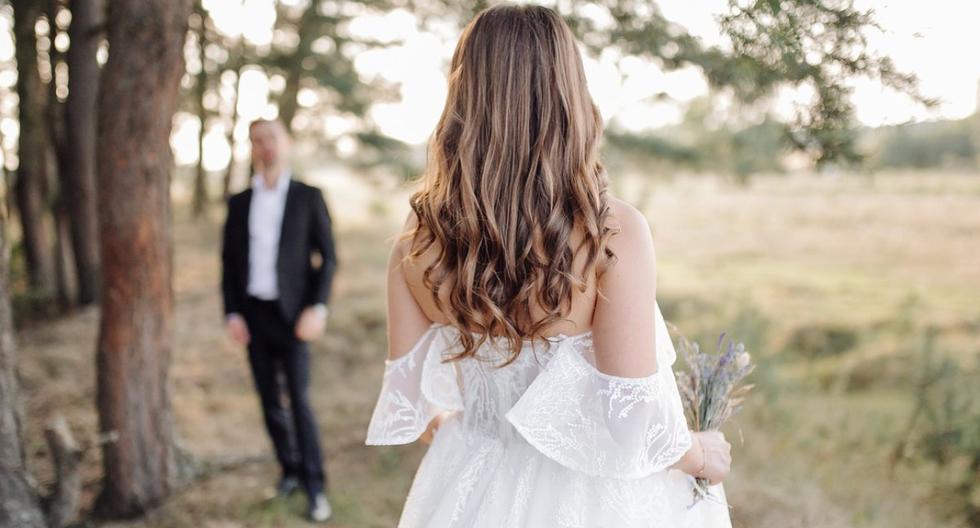 Se vuelve viral al mostrar a invitadas que llegaron con vestido blanco a boda: “irrespetuoso”
