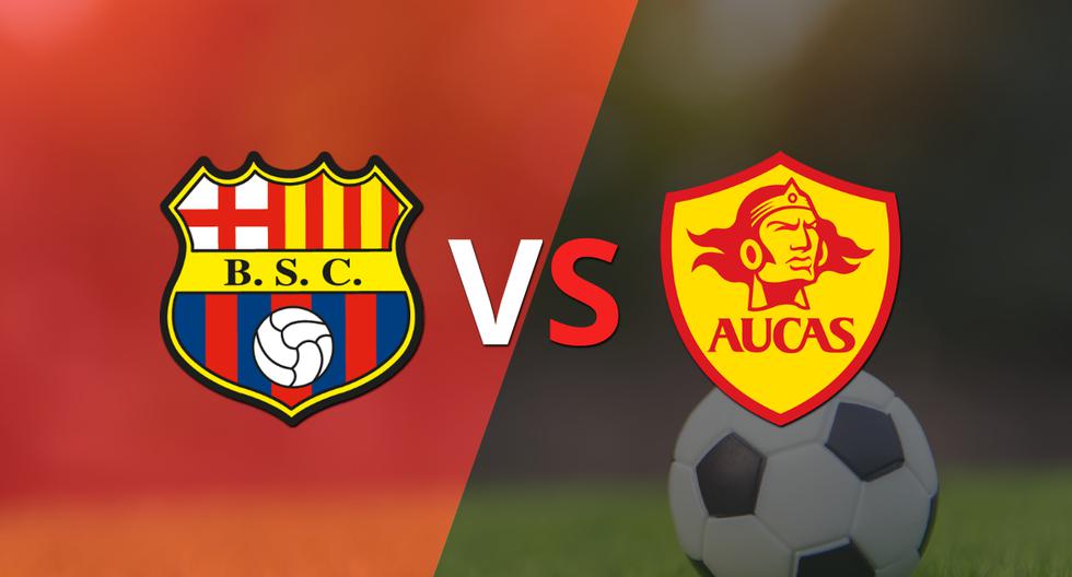 The actions of the duel between Barcelona and Aucas begin.