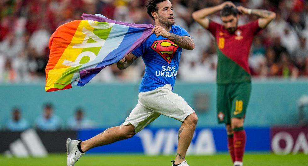 Potente mensaje social en Qatar 2022: joven interrumpió partido del Mundial con la bandera LGBTI