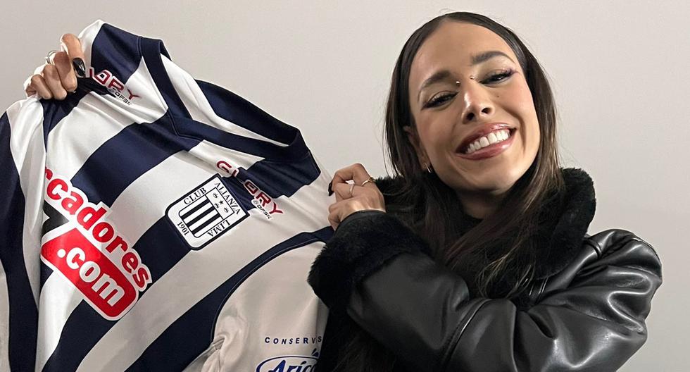 Sonrisa ‘blanquiazul’: Danna Paola se lució junto a la camiseta de Alianza Lima en Perú 