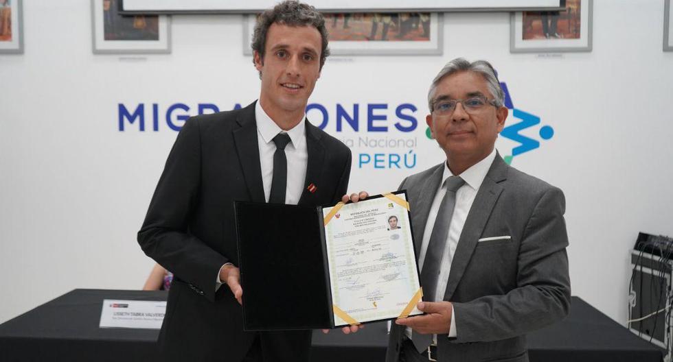 A poco de disputar la Copa Libertadores: Horacio Orzán recibió su nacionalidad peruana