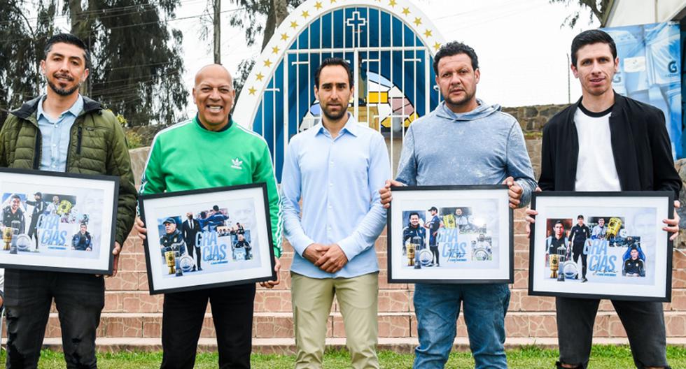 Roberto Mosquera y su comando técnico recibieron un reconocimiento en Sporting Cristal