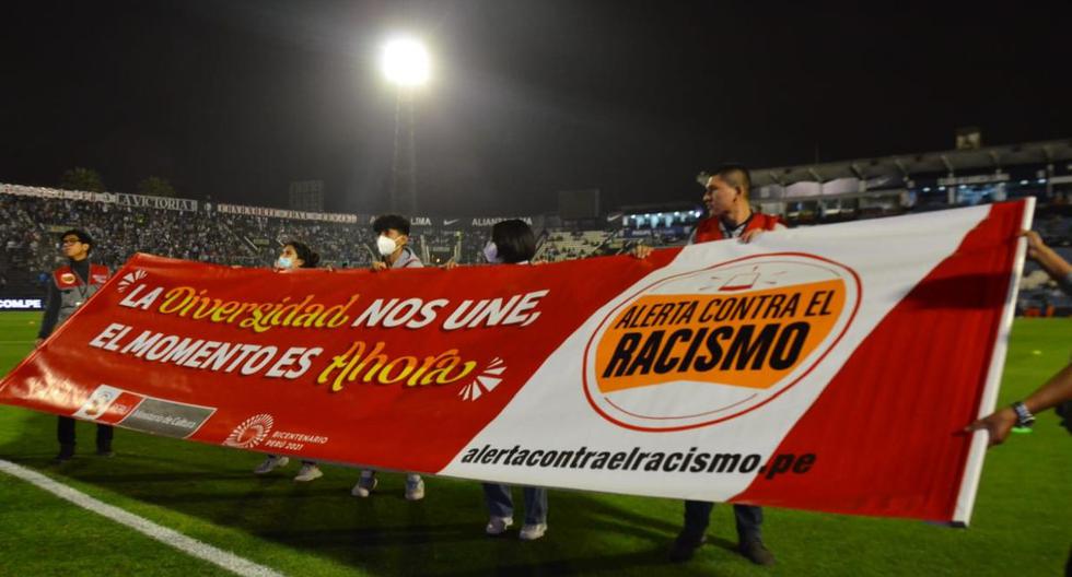 Banderolazo contra el racismo recibió respaldo de más de 25 000 espectadores en el estadio Alejandro Villanueva