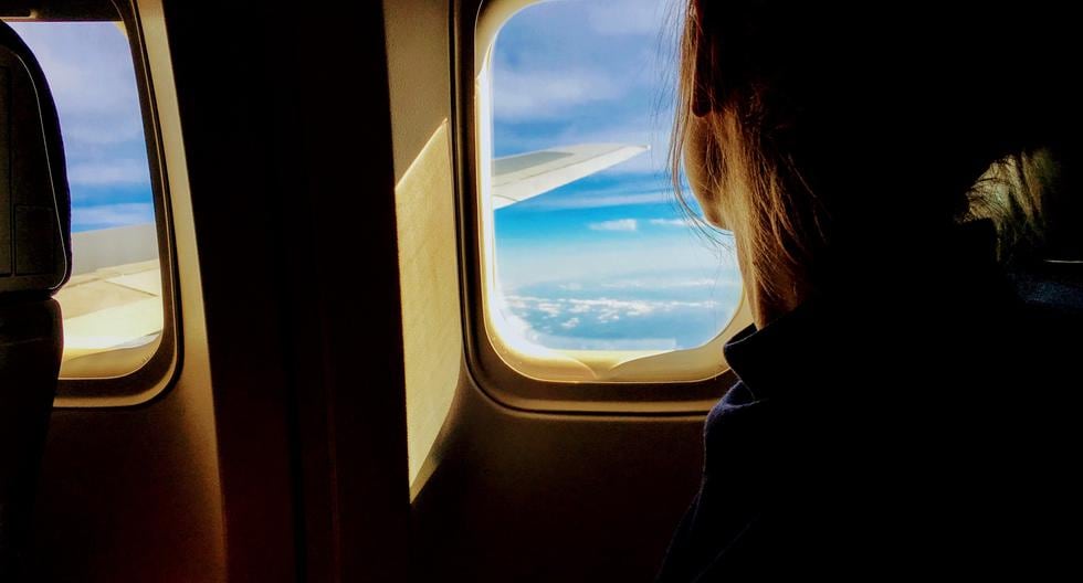 Viajar en avión con niños y bebés: qué hacer antes y durante el vuelo