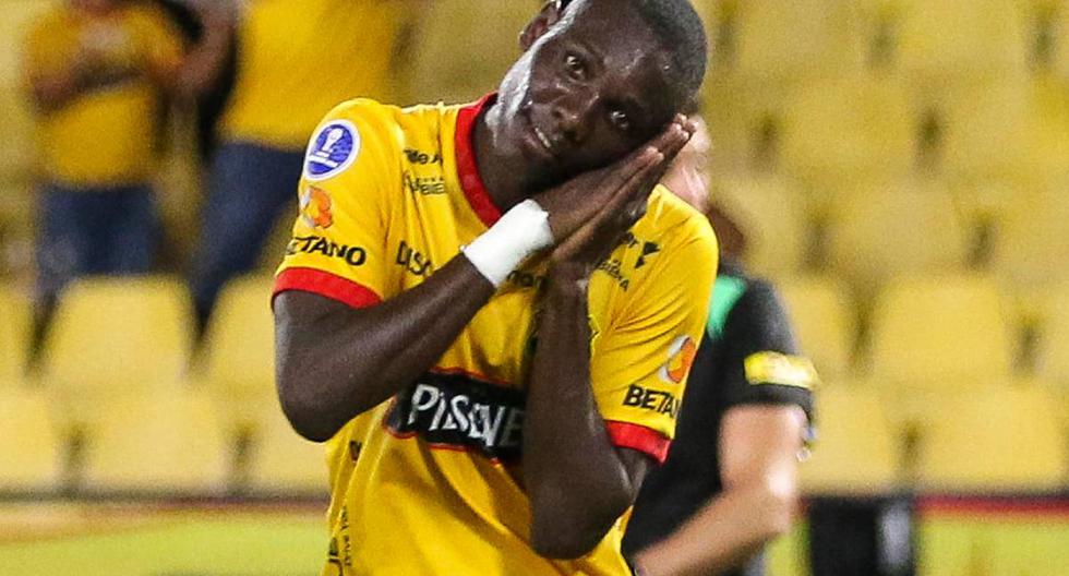 Barcelona SC defeated Estudiantes 2-1 in the first leg of the Copa Sudamericana playoffs.
