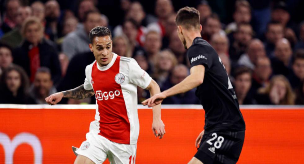 Unusual: Ajax prohibits its fans from requesting shirts with signs in the stands.