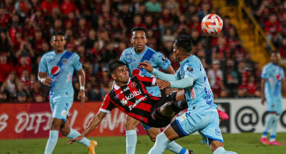 LDA Alajuelense crushed Motagua 5-1 and advanced as the leader of Group D.