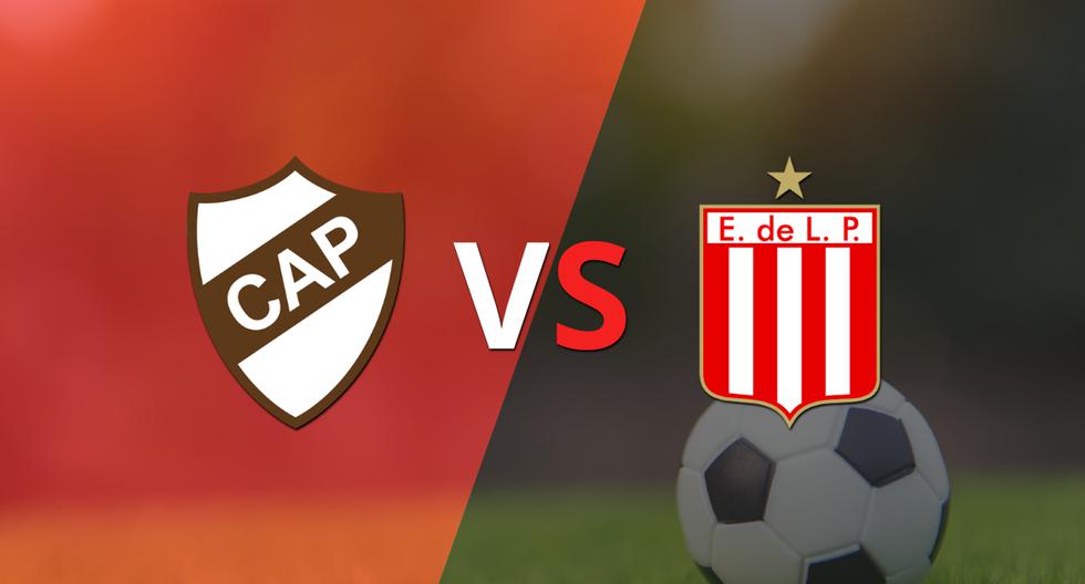 Platense and Estudiantes are already playing at the Vicente López City stadium.