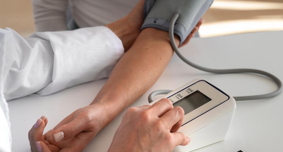 ¿Qué cuidados debe seguir una persona con hipertensión?