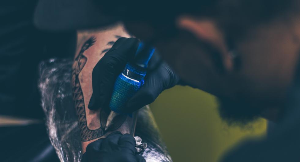 Muchacha es viral por romper en llanto por tatuaje que fue un tremendo desastre