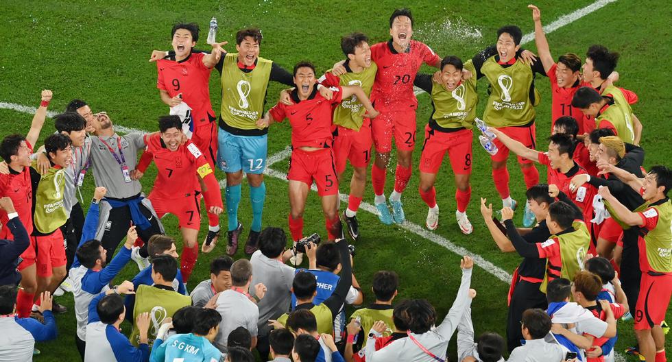 With cellphones in hand: the emotional celebration of South Korea after securing their qualification to the round of 16.
