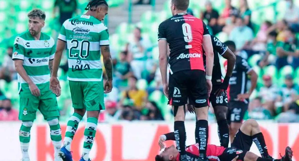 Alarmas encendidas: Aldo Rocha no terminó el Santos vs. Atlas en el Nuevo Corona por lesión 