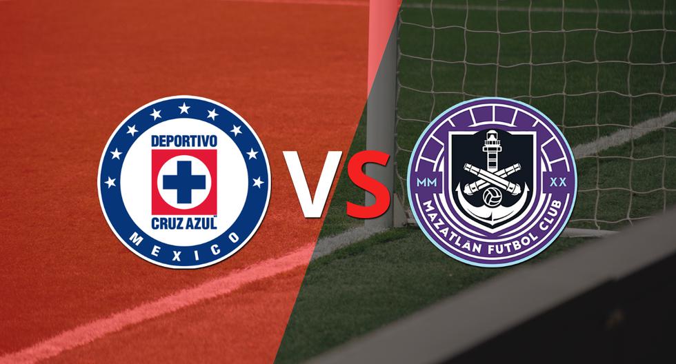 The first half ends with a 2-0 victory for Cruz Azul against Mazatlán.