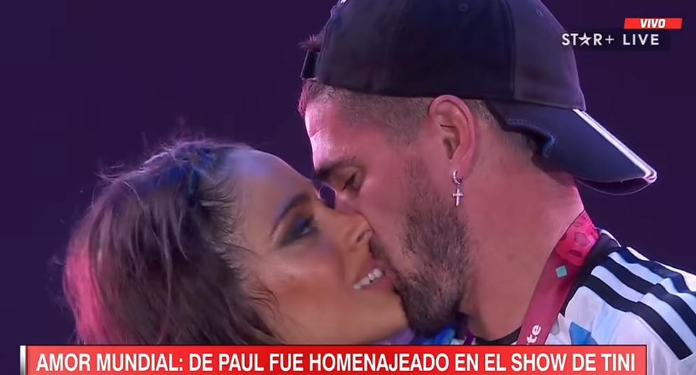 Rodrigo De Paul y Tini Stoessel más enamorados que nunca en concierto de la cantante