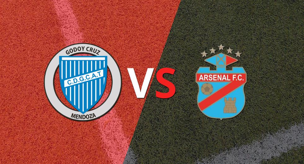 The first half ends with a 1-0 victory for Godoy Cruz vs Arsenal.