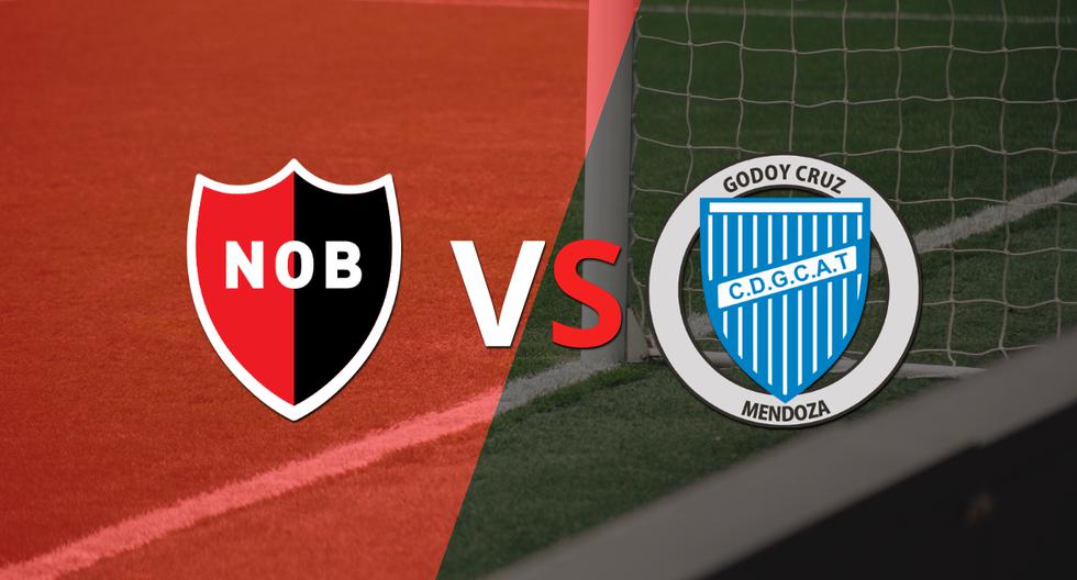 Newell's and Godoy Cruz start playing the second half for the tiebreaker.