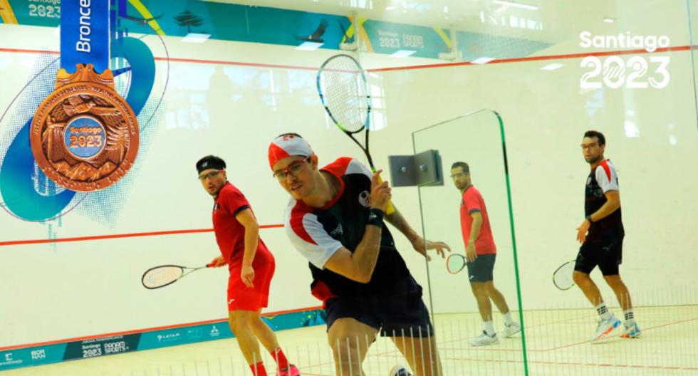 More medals for Peru! Bronze for the duo of Diego Elías and Alonso Escudero in squash.
