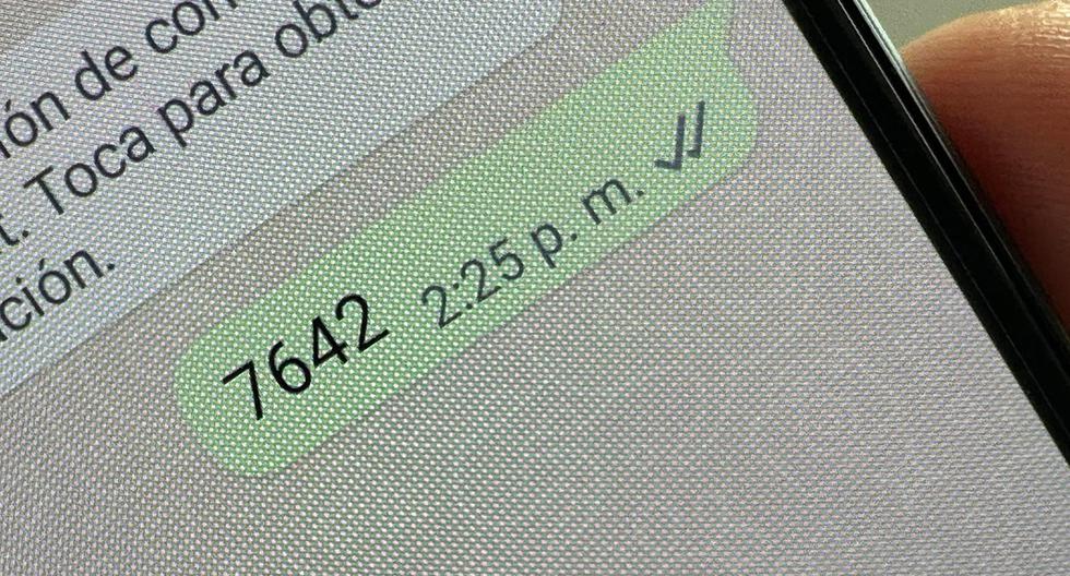 WhatsApp: por qué los jóvenes escriben “7642″ y qué significa