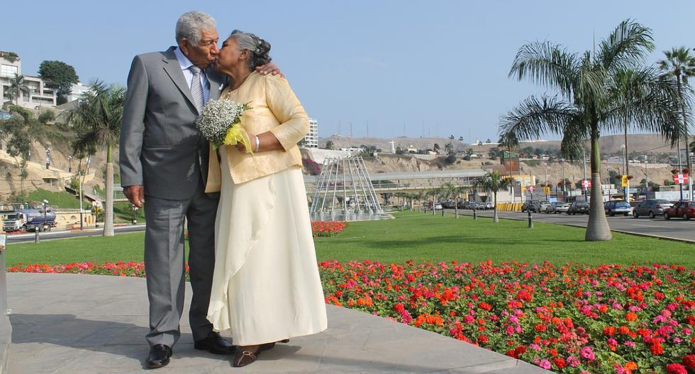 Pareja vuelve a casarse después de 43 años divorciados: historia es viral