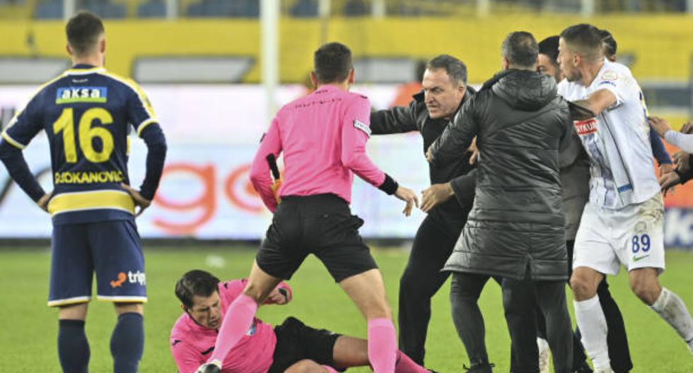 Tras agredir a un árbitro: presidente de club turco renunció públicamente a su cargo