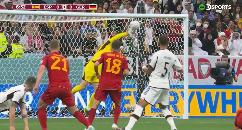 Gigante: Neuer realizó genial atajada, con la ayuda del travesaño, en España vs. Alemania 