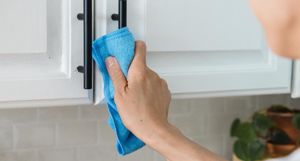 3 trucos para eliminar el olor a humedo de tus trapos de cocina