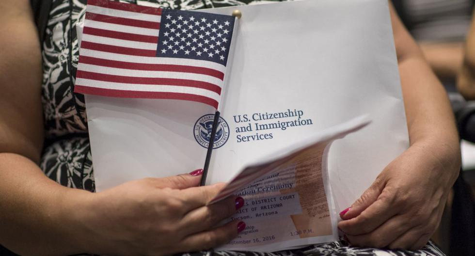 US Naturalization 2023: How to Submit Form N-400 and How Much It Costs.