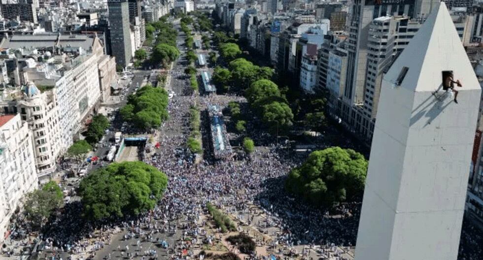 Descontrol total por Argentina: hinchas rompen protocolos de seguridad y suben a la punta del Obelisco