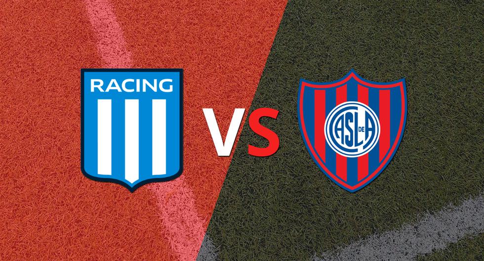 The match between Racing Club and San Lorenzo begins.