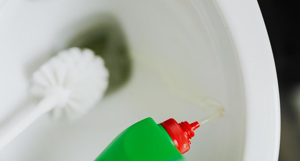 El truco para limpiar las manchas incrustadas en la tapa del inodoro