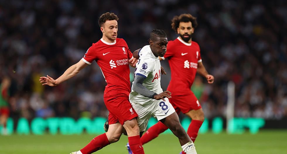 Mil oficios: árbitros del polémico Tottenham-Liverpool venían de trabajar en Emiratos Árabes