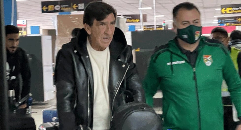 Se reportó en la ‘Verde’: Gustavo Costas arribó a Bolivia y se alistará para su debut ante Perú