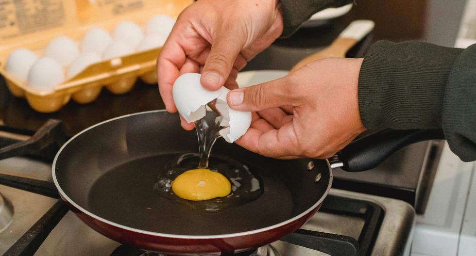 The secret formula to know that the pan is hot enough for frying.