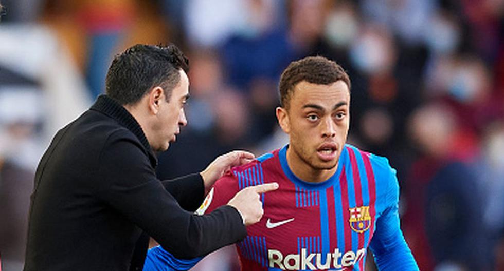 Sergiño Dest se opone a los planes de Xavi: “Me veo quedándome en el Barcelona”
