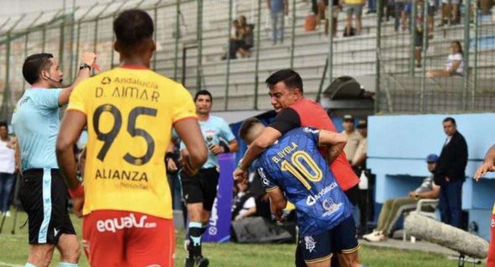 ¡Dura sanción! César Farías fue suspendido por 14 meses tras agresión a jugadores