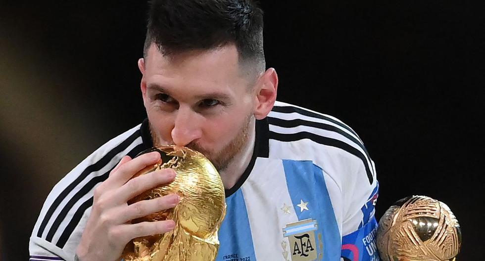 Lionel Messi: el divertido error que tuvo al levantar la Copa Mundial en Qatar 2022 con Argentina