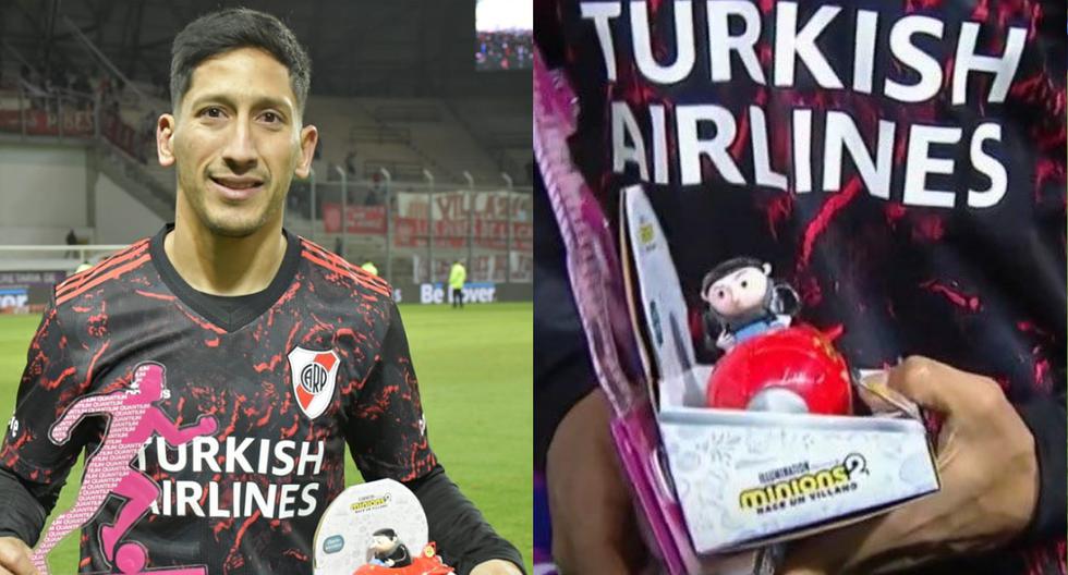 Aliendro received a toy after being chosen as the best player of the River vs. Barracas game.