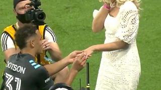 Como en las mejores películas: jugador le pidió matrimonio a su novia tras partido [VIDEO]