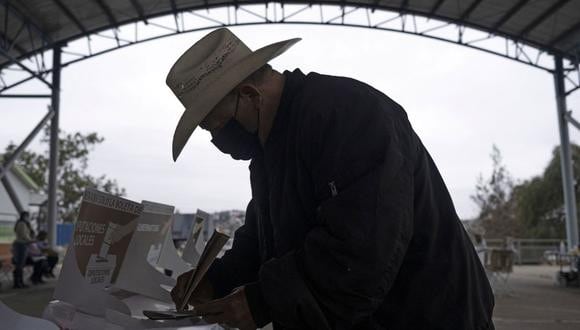 Un hombre emite su voto en un colegio electoral durante las elecciones de mitad de período en Tijuana, México, el 6 de junio de 2021. (Foto de Guillermo Arias / AFP).