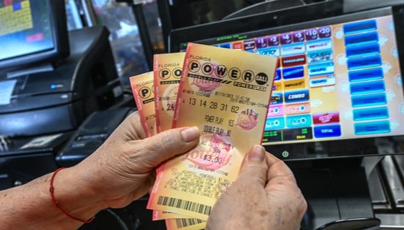 Todos quieren tener en sus manos el boleto ganador y hacerse multimillonarios  (Foto: AFP)