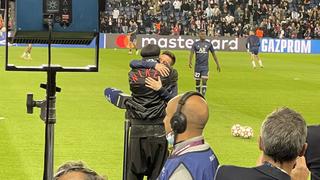 Invitado de honor: el emotivo abrazo de Messi y Ronaldinho en la previa del PSG vs. Leipzig [VIDEO]