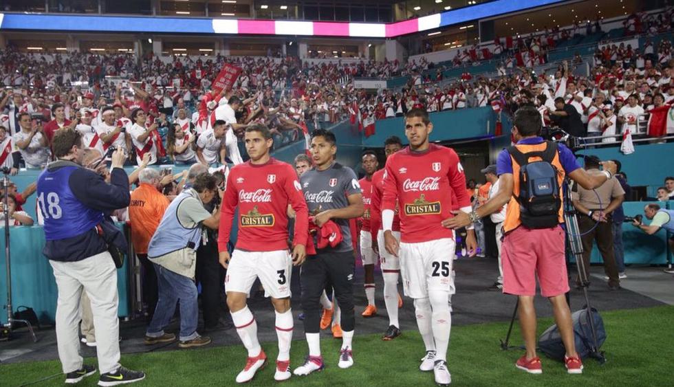 El gran marco de hinchas de la Selección Peruana en el Hard Rock Stadium. (FPF)