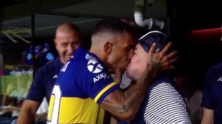 Hubo ‘remember’: Diego Maradona y Carlos Tevez se besaron apasionadamente en la boca en el Boca-Gimnasia [VIDEO]