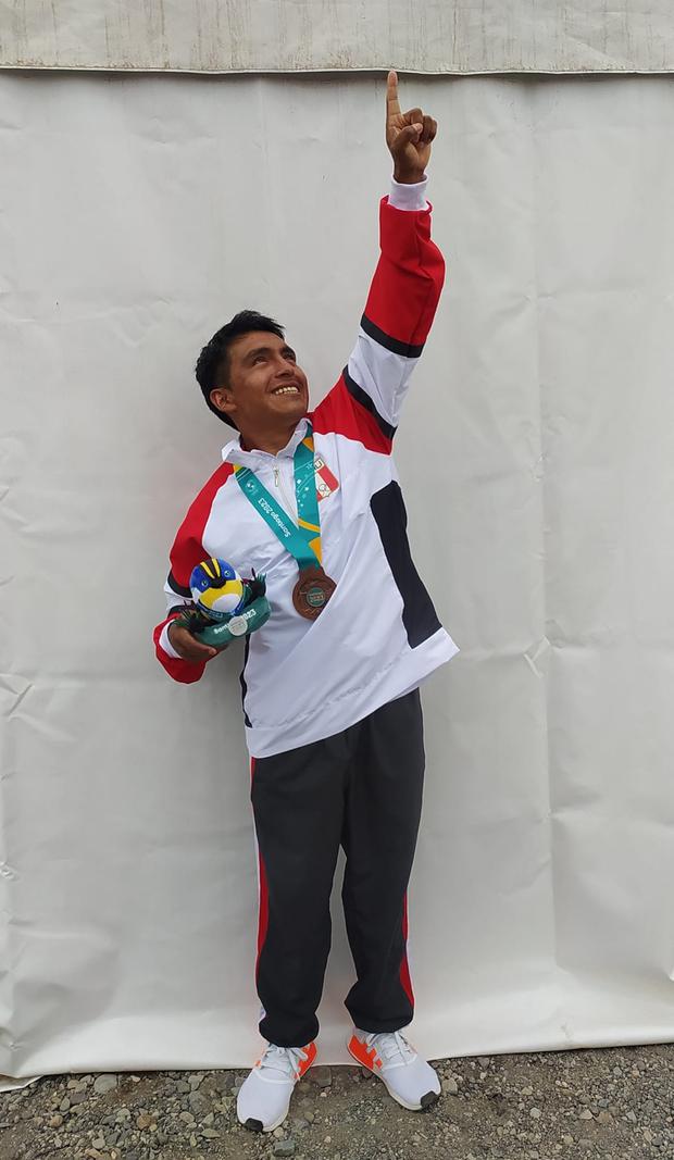 Eriberto Gutiérrez con su medalla de bronce. (Eriberto Gutiérrez Facebook)