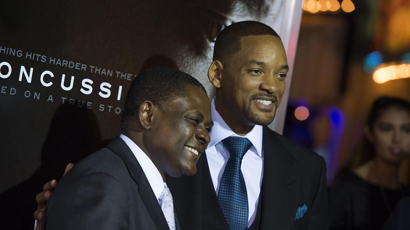 Will Smith junto al Dr. Bennet Omalu, cuyos estudios contribuyeron a encontrar la conexión entre contusiones cerebrales, fútbol americano y ETC. (Getty)