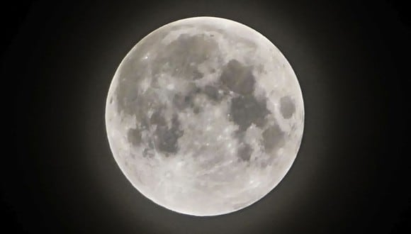 Una fotografía tomada el 6 de junio de 2020 muestra la luna llena antes de un eclipse lunar penumbral (Foto: Bay Ismoyo / AFP)