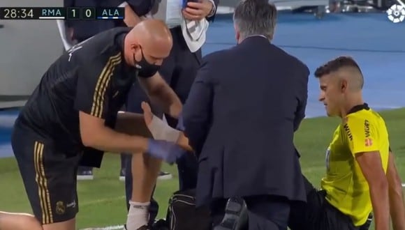 Árbitro del Real Madrid vs Alavés cayó lesionado tras chocar con Lucas Pérez. (Foto: Captura LaLiga TV)