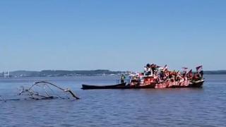 ¡Sobre un barco desde el río! Hinchas de Internacional alentaron a su equipo antes del clásico de Porto Alegre [VIDEO]