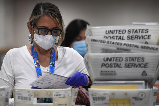 Las boletas enviadas por correo electrónico en una elección en Los Ángeles. (Foto: referencial/ AFP).