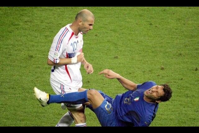 Zidane, figura del Mundial 2006, se fue expulsado en la final ante Italia por un cabezazo contra Materazzi.